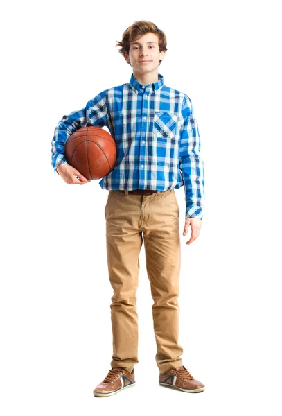 Подросток держит мяч в корзине — стоковое фото