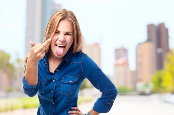 Jovem legal mulher discordância pose — Fotografia de Stock