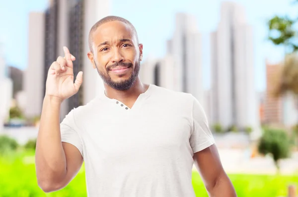 Jonge cool zwarte man vinger gekruist — Stockfoto