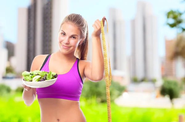 Junge coole Frau mit einem Salat und einem Meter — Stockfoto