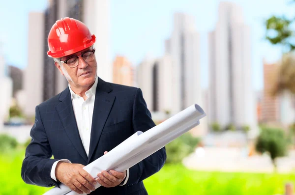 Conceito de arquiteto homem legal sênior — Fotografia de Stock