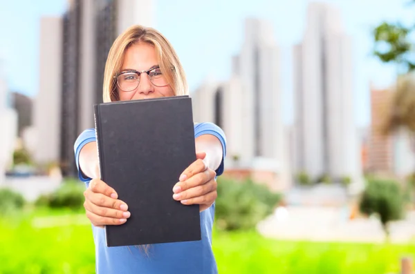 Junge coole Frau mit einem Buch — Stockfoto