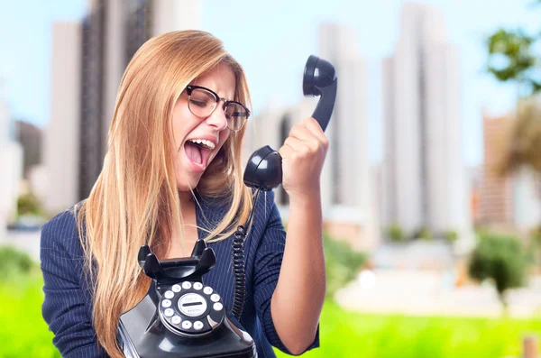 Jovem mulher legal gritando ao telefone — Fotografia de Stock