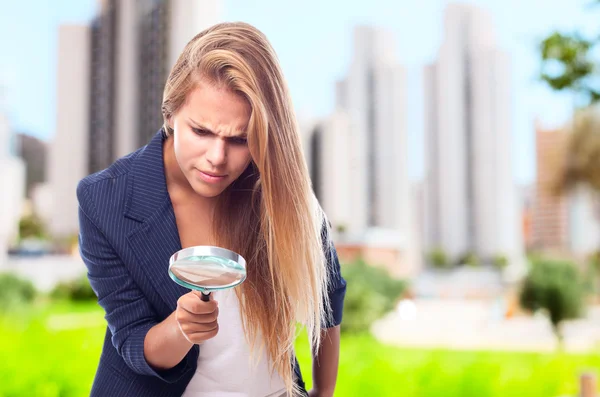 Joven cool mujer con una lupa — Foto de Stock