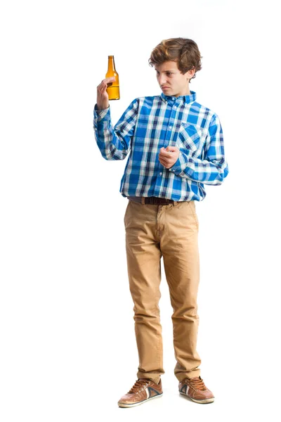 Teenager drží láhev piva — Stock fotografie