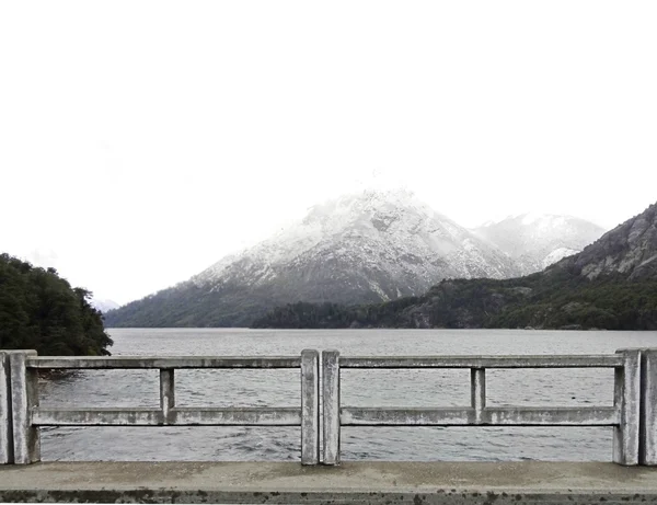 白雪山和湖泊 — 图库照片