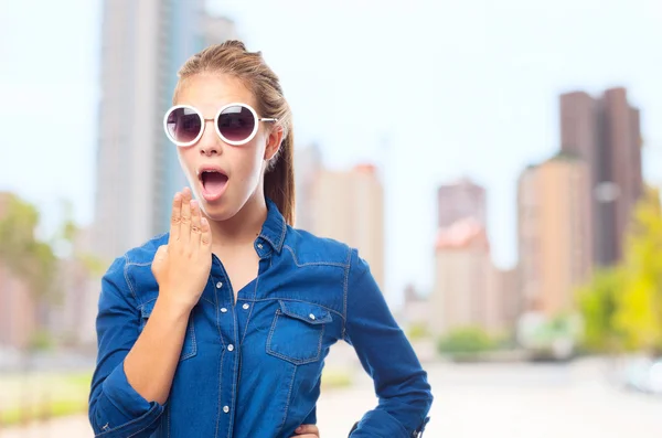 Joven cool mujer sorprendida — Foto de Stock