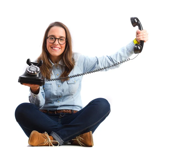 Mujer joven sosteniendo un teléfono — Foto de Stock