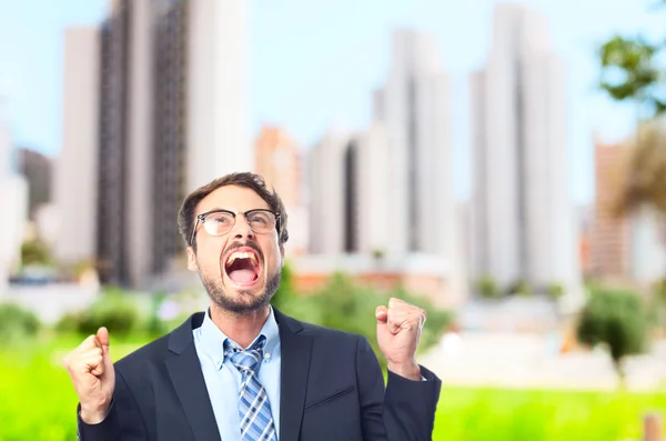 Jonge gek zakenman vieren gebaar — Stockfoto