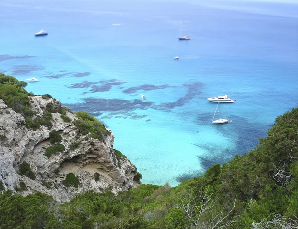 Klippe und Boote — Stockfoto