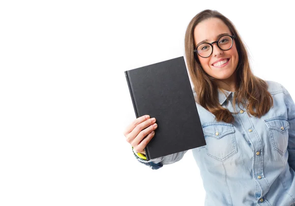 Ung kvinna visar en anteckningsbok — Stockfoto