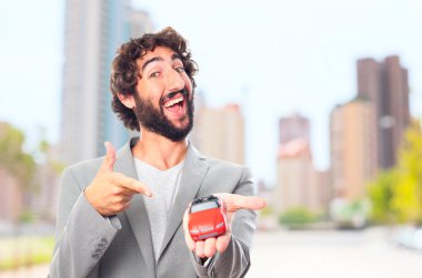 Oyuncak araba ile genç deli adam