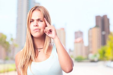 Fikir olan genç güzel kadın