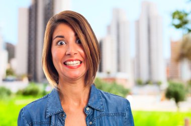 Genç güzel kadın korku yüz