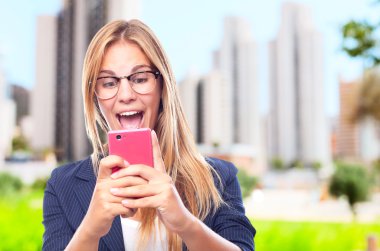 Dokunmatik ekran telefon ile genç güzel kadın