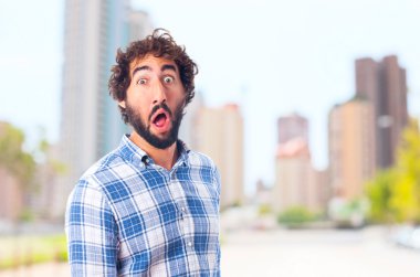 şaşırmış gibi delikanlı