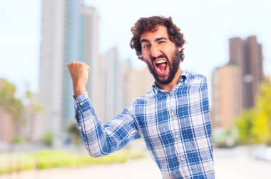 Genç adam kutluyor.