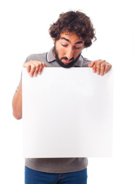 Bir afişini tutan genç deli adam