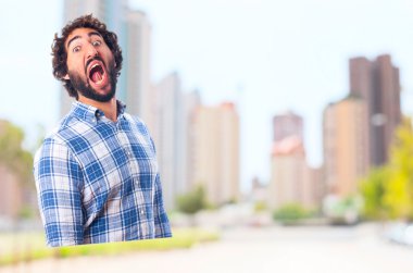 genç adam şaşırmış ve korkmuş