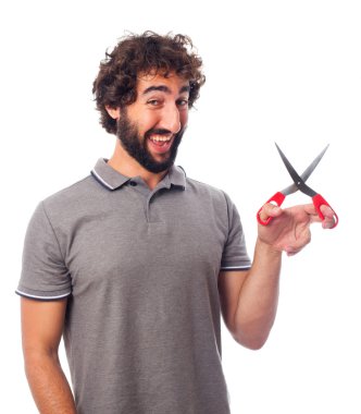 makas ile genç sakallı adam