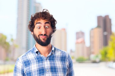 Aptal yüz ifadesi ile genç adam