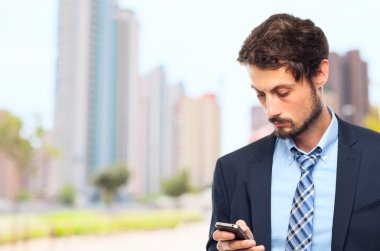 Genç çılgın işadamı wrinting telefon