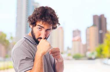 Genç deli adam kavga poz