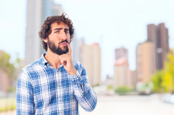 Genç düşünen adam.