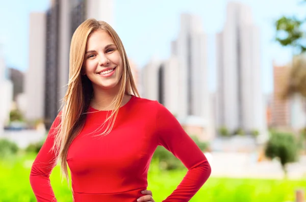 Joven cool mujer sonriendo — Foto de Stock