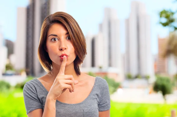 Jonge cool vrouw stilte teken — Stockfoto