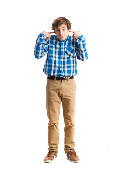 Junge verdeckt seine Ohren — Stockfoto