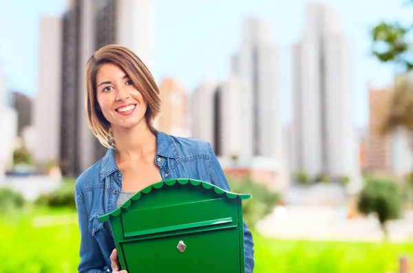 Junge coole Frau mit Briefkasten — Stockfoto