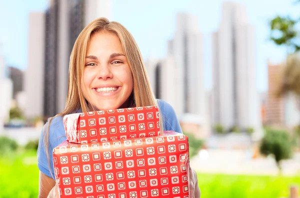 Joven cool mujer con regalos —  Fotos de Stock