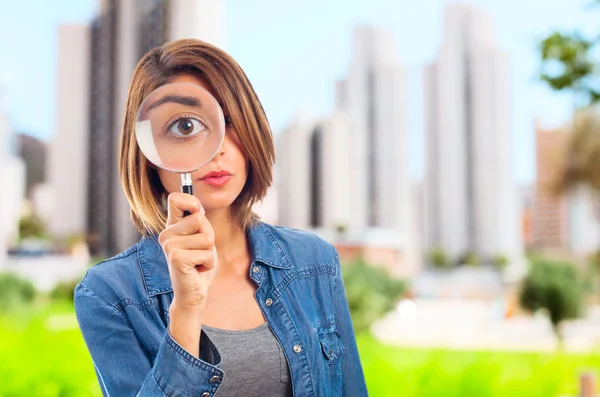 Joven cool mujer con una lupa —  Fotos de Stock