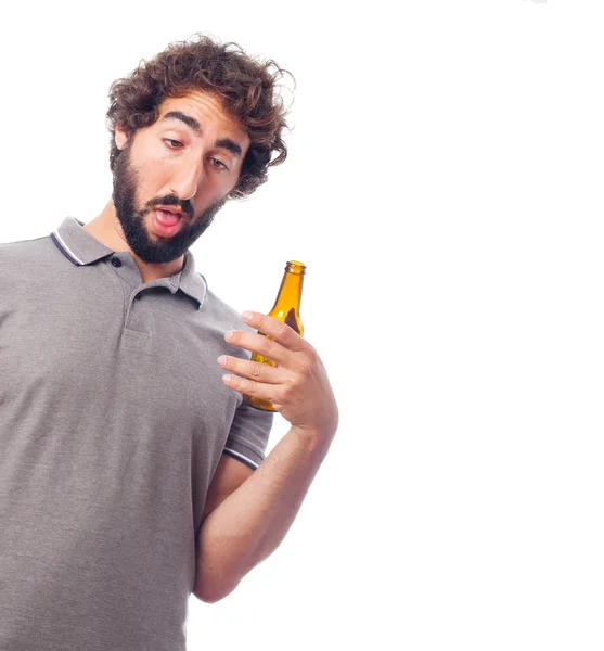 Junger verrückter Mann mit einem Bier — Stockfoto