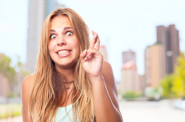 Joven fresco mujer dedo cruce — Foto de Stock