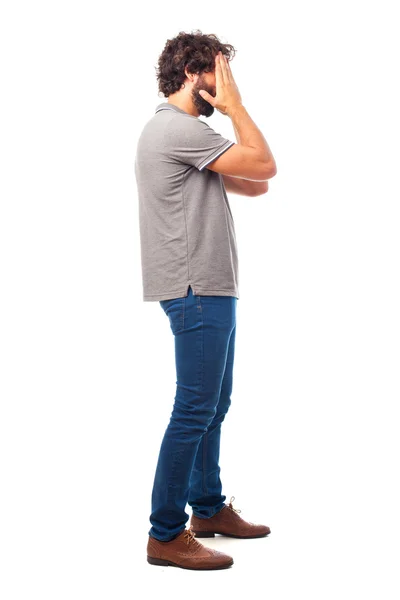 Joven loco cubriendo sus ojos — Foto de Stock