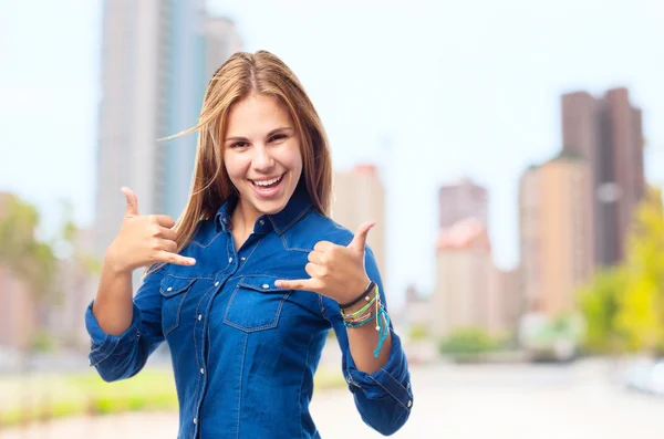 Junge coole Frau in prüder Pose — Stockfoto