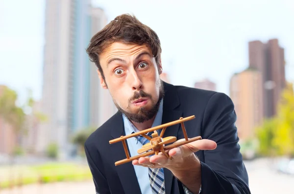 Молодой сумасшедший бизнесмен деревянный самолет — стоковое фото