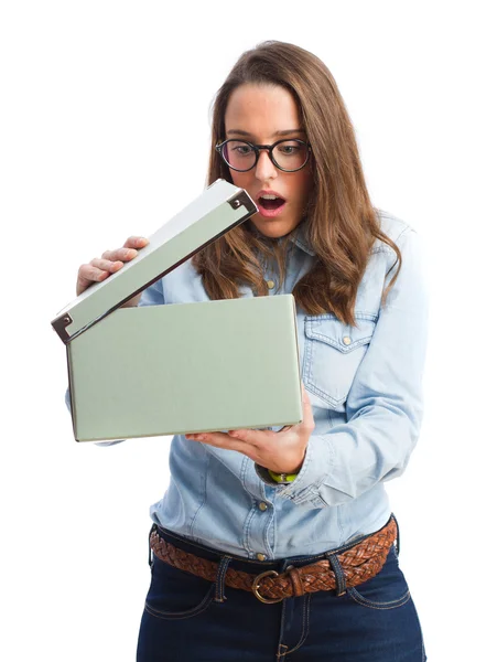 Ung kvinna öppnar en låda — Stockfoto