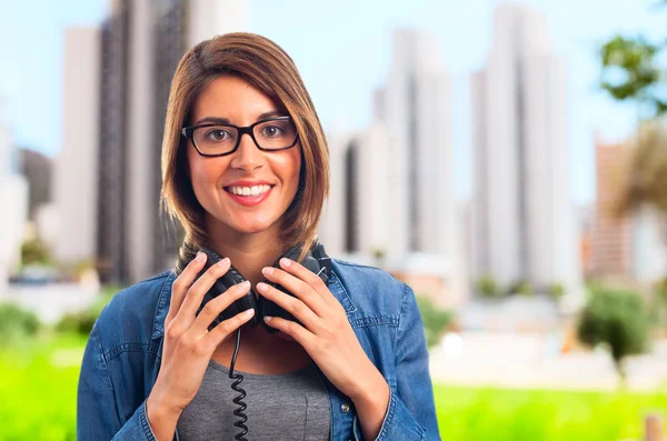 Junge coole Frau mit Kopfhörern — Stockfoto