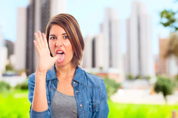 Joven cool mujer bromeando — Foto de Stock