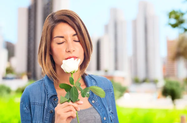 Νεαρή γυναίκα δροσερό με λευκό τριαντάφυλλο — Φωτογραφία Αρχείου