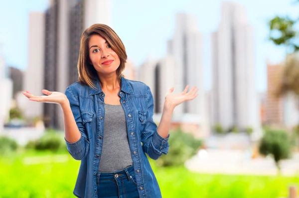 Joven cool mujer confundido — Foto de Stock