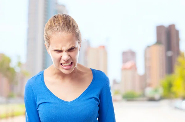 Νεαρή γυναίκα δροσερό θυμωμένος πόζα — Φωτογραφία Αρχείου