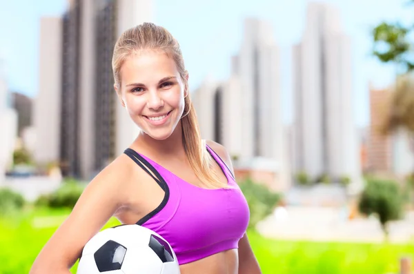 Молодая крутая женщина с футбольным мячом — стоковое фото