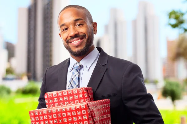 Junger cooler schwarzer Mann mit Geschenkboxen — Stockfoto