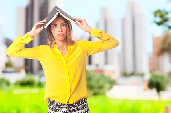 Junge coole Frau mit einem Buch — Stockfoto