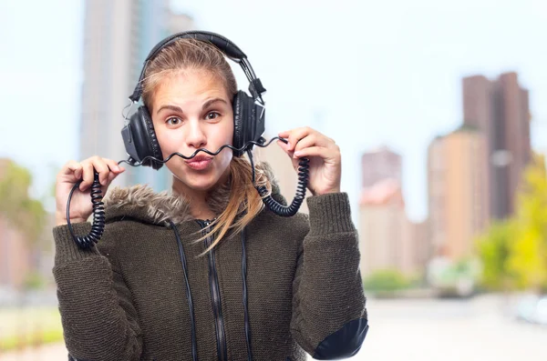 年轻酷女人戴着耳机 — 图库照片
