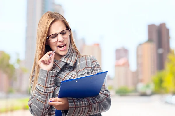 Joven cool mujer haciendo una prueba — Foto de Stock